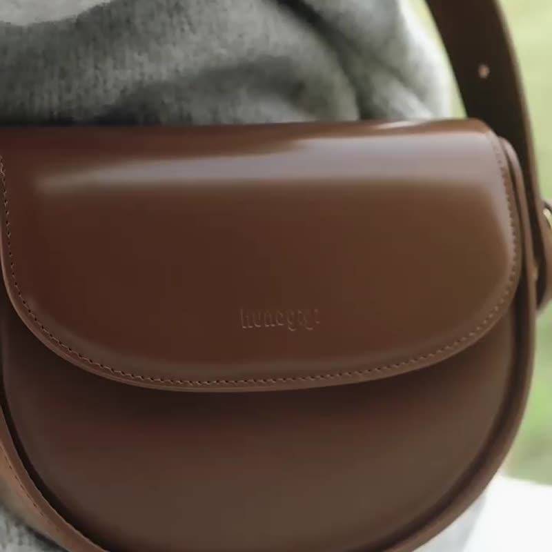 Brown Small Saddle Imported Top Layer Cowhide Leather Saddle Bag Simple Commuting Shoulder Backpack - กระเป๋าแมสเซนเจอร์ - หนังแท้ สีนำ้ตาล