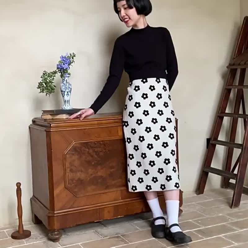 Autumn and winter skin-friendly knitted straight loose half-length skirt with black flowers on a white background elastic elastic skirt at the waist - กระโปรง - ไฟเบอร์อื่นๆ ขาว