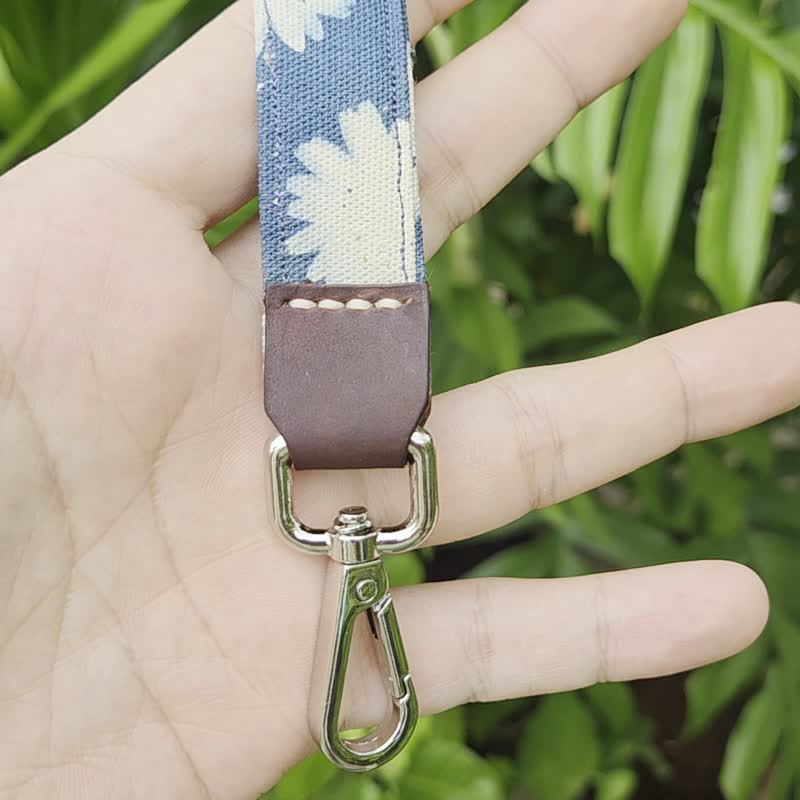 Handmade Cyanotype Daisy Fabric Keychain - 吊飾/掛飾 - 棉．麻 藍色