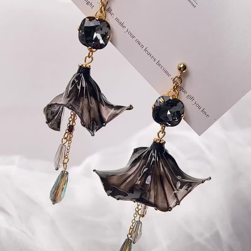 Natural // Midsummer rain/ Swarovski crystal/ No contrast. Drape. Presence - Earrings & Clip-ons - Crystal Black