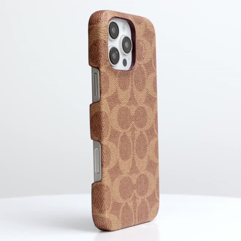 【COACH】iPhone 16 series premium mobile phone case Khaki classic big C - เคส/ซองมือถือ - วัสดุอื่นๆ สีนำ้ตาล