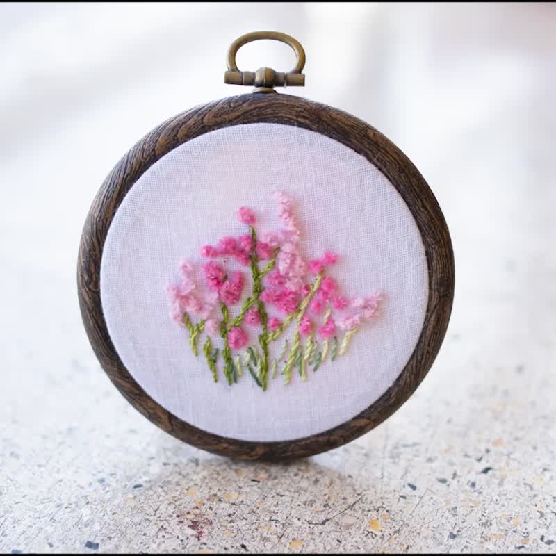 カリフォルニアローズの花の刺繍製作キット　はじめての方でも安心　オリジナルモール糸で簡単に刺繍できる花刺繍シリーズです - 編織/刺繡/羊毛氈/縫紉 - 繡線 粉紅色