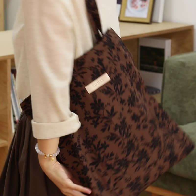 sobag retro printed vertical one-shoulder canvas bag women's Japanese autumn and winter niche large-capacity casual tote bag - กระเป๋าแมสเซนเจอร์ - ผ้าฝ้าย/ผ้าลินิน สีนำ้ตาล