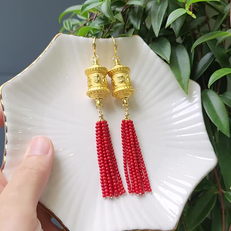 Coral tassel six-word mantra prayer wheel praying for merit, wealth and auspiciousness earrings gift exclusive - ต่างหู - เครื่องเพชรพลอย สีแดง