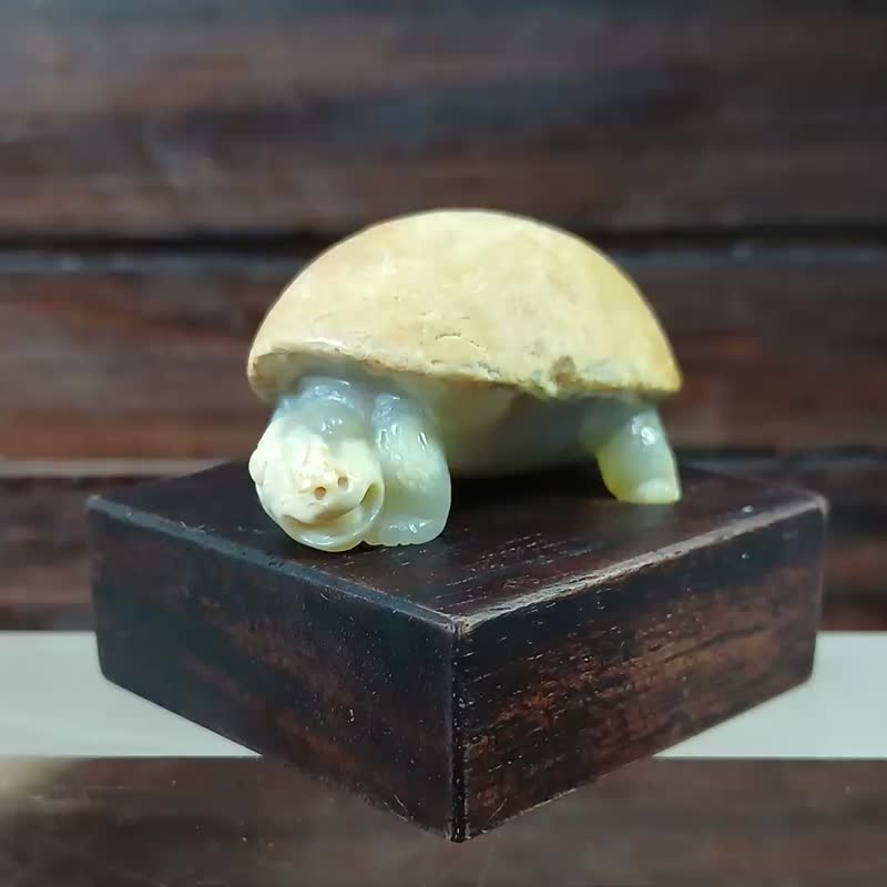 Christmas gift box | Carvings to amuse animals - Surprised turtle white chalcedony/original stone turtle shell with unique texture - Items for Display - Jade Yellow