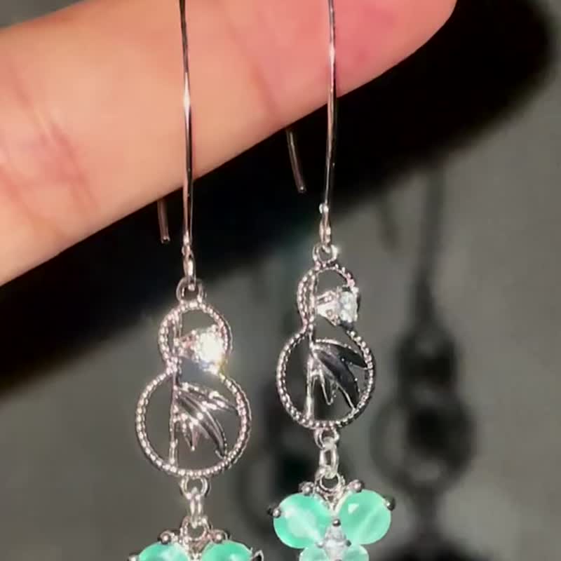 Hi Onion original new Chinese style long Silver green earrings ear clip bamboo butterfly retro cat's eye Stone - ต่างหู - วัสดุอื่นๆ 