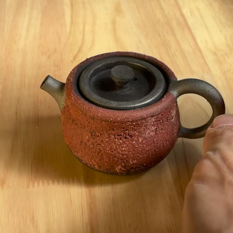 台灣名家周聖鈞 黑瓦隱平壺 岩礦壺 - 茶壺/茶杯/茶具 - 陶 咖啡色