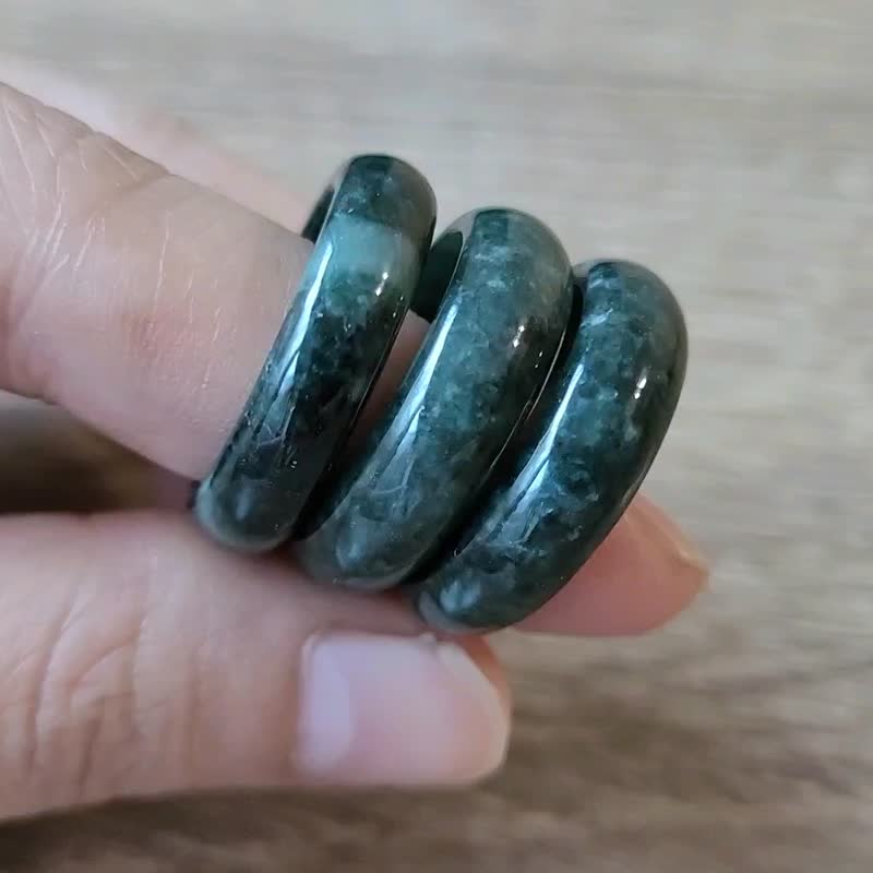 【親翠】天然翡翠 糯滿色俄料墨綠手指鐲戒圈 | 色美視覺感強 - 戒指 - 玉石 黑色