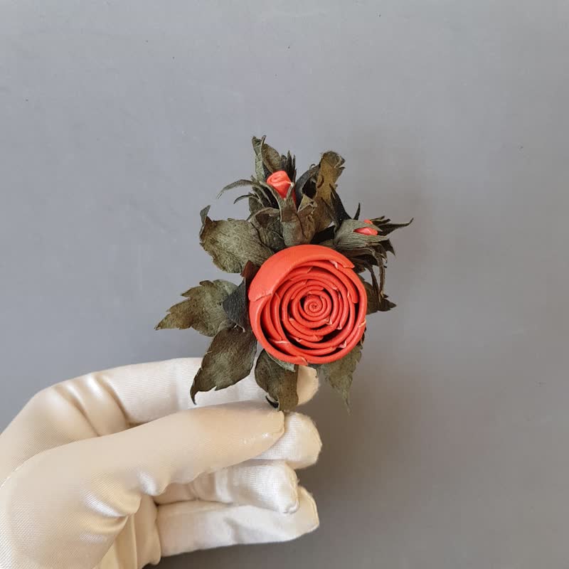 胸針 Leather brooch rose for her Leather women's jewelry - 胸針 - 真皮 紅色