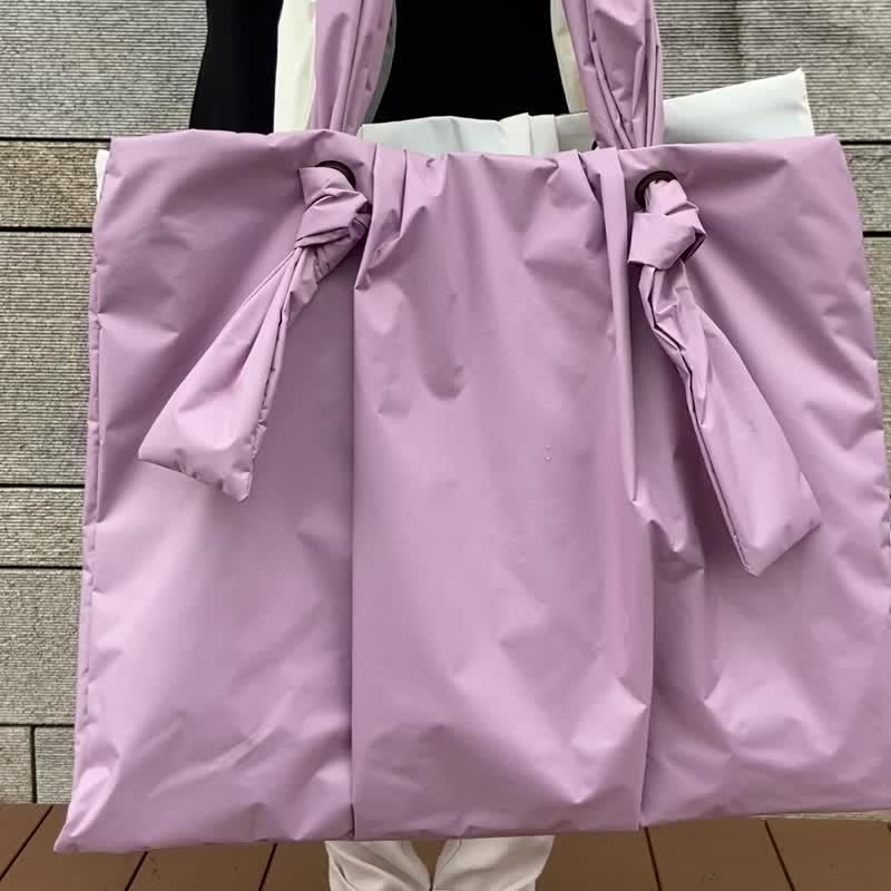 Fluffy, lightweight, water-repellent nylon tote taupe A4 size storage - กระเป๋าถือ - วัสดุกันนำ้ สีเทา