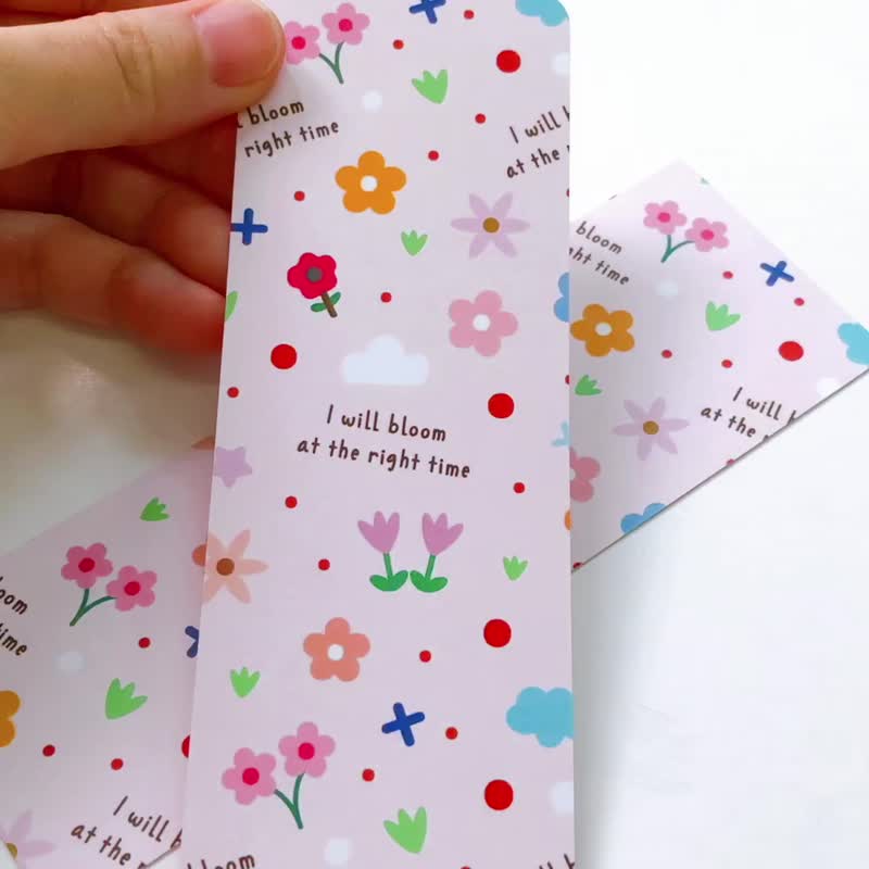 咲く花模様のブックマーク - 角が丸く、タッセル付き - しおり - 紙 ピンク