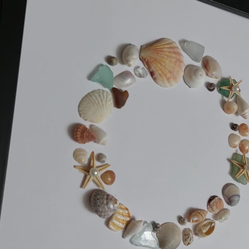 貝殻とシーグラスの輪。沿岸の花輪。貝殻とシーグラスのアート。 - ウォールデコ・壁紙 - その他の素材 ホワイト