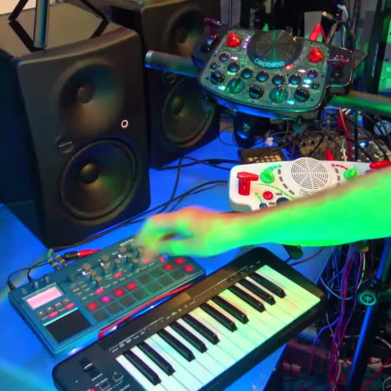 【美品】Blipblox SK2 シンセサイザー トイ楽器 DJキッズ 音楽制作 Amazon.com: Blipblox SK2 Synthesizer - Start Your Musical Journey