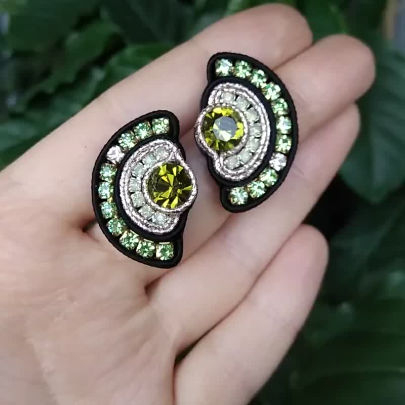 Stud earrings with crystals in green color - 耳環/耳夾/耳骨夾 - 其他材質 綠色