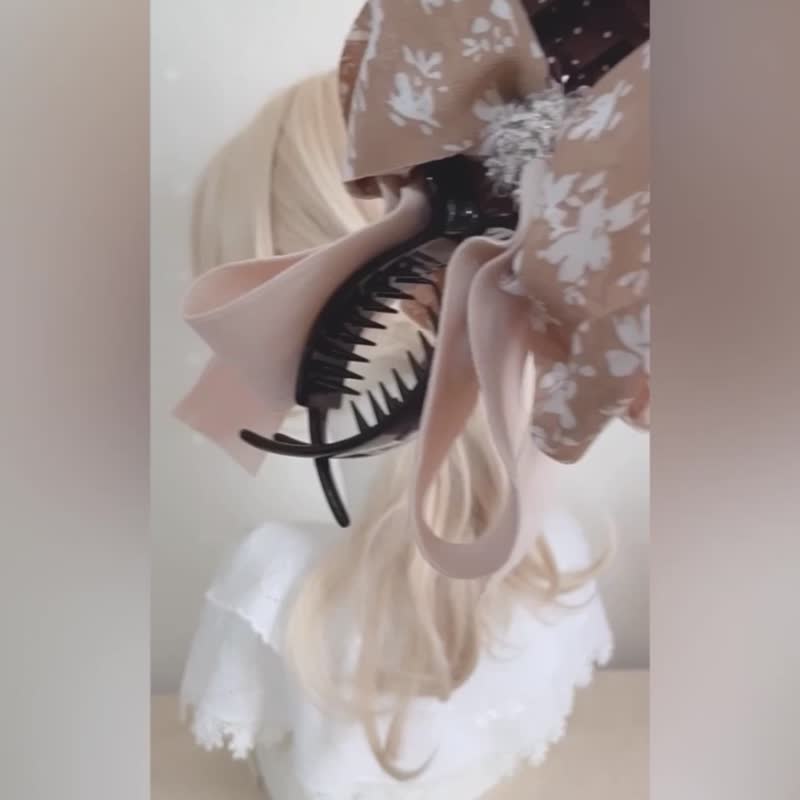 Apricot three-dimensional bow banana clip Baotou grab clip fairy clip hair band ponytail clip side clip three-claw clip - เครื่องประดับผม - วัสดุอื่นๆ สีกากี