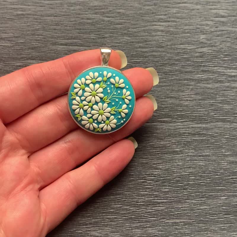 Daisy Pendant Tiny Flower Necklace Unique Handmade Jewelry Polymer Clay Necklace - สร้อยคอ - ดินเหนียว สีน้ำเงิน