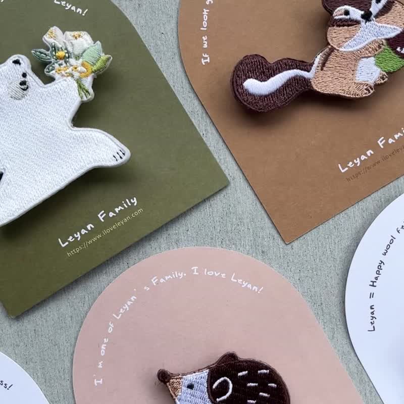 樂洋・Leyan- Forest Party刺繡別針/淘氣小松鼠 - 徽章/別針 - 繡線 卡其色