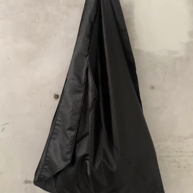 折光抓紋正反兩用三角包 黑/霧黑 防潑水 輕盈 耐用 大容量 - 側背包/斜背包 - 聚酯纖維 黑色