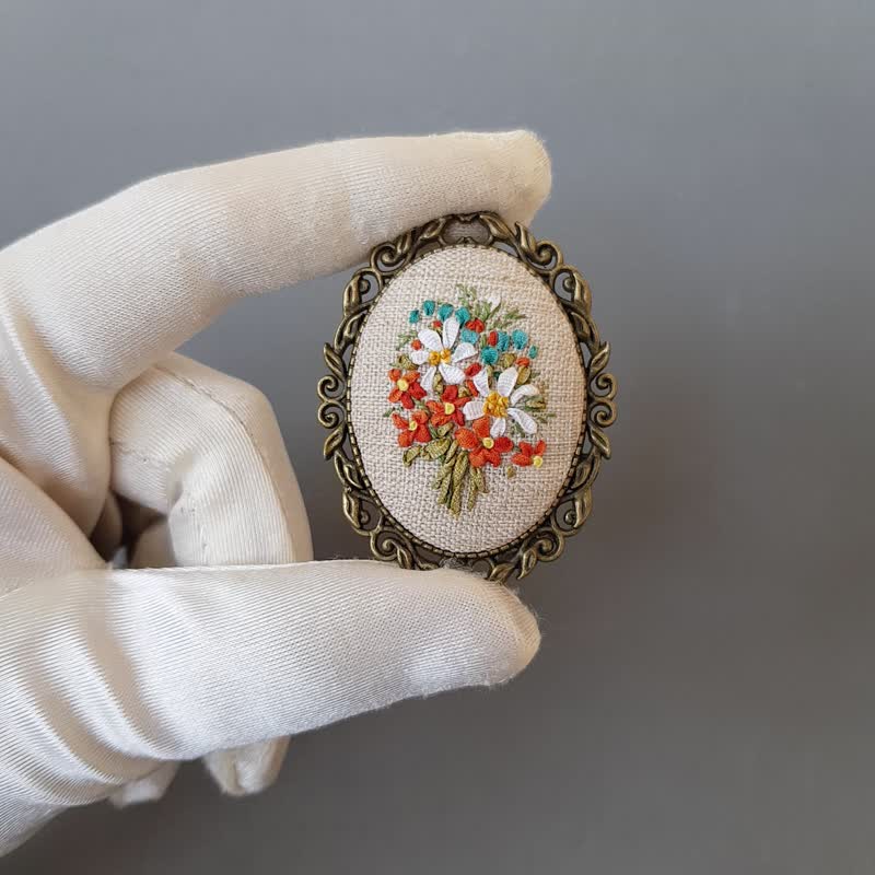 绣花胸针 Ribbon embroidered brooch for her, hand embroidery jewelry - Brooches - Silk Multicolor