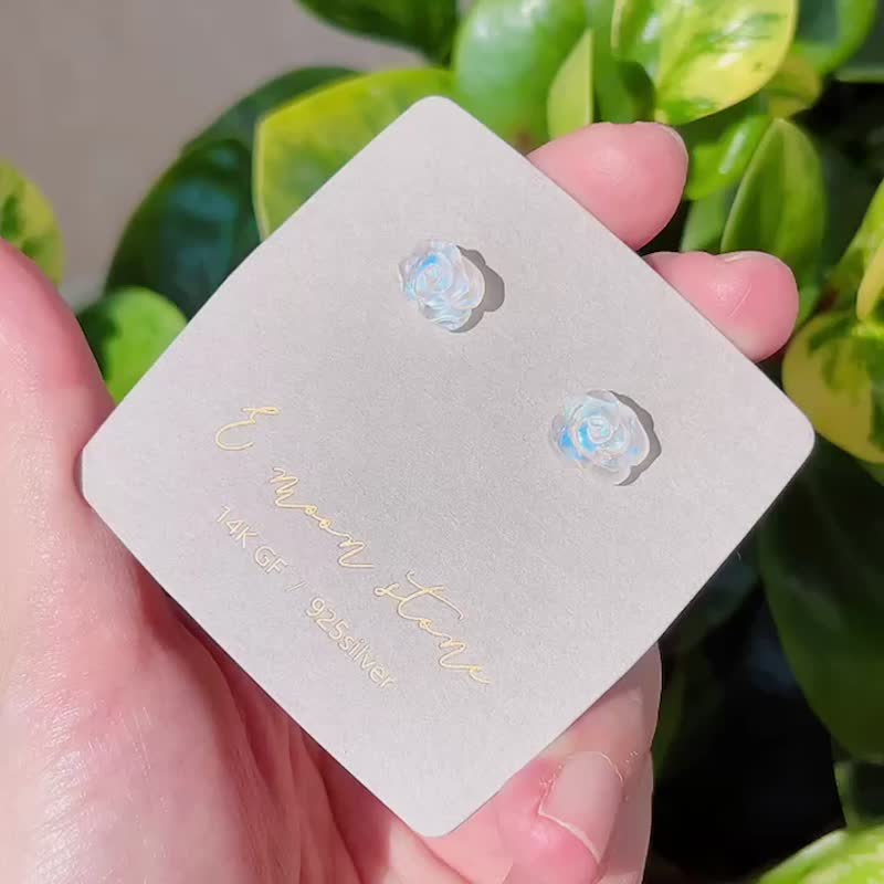 天然藍暈月光石玫瑰花 純銀耳針 - 耳環/耳夾/耳骨夾 - 水晶 白色
