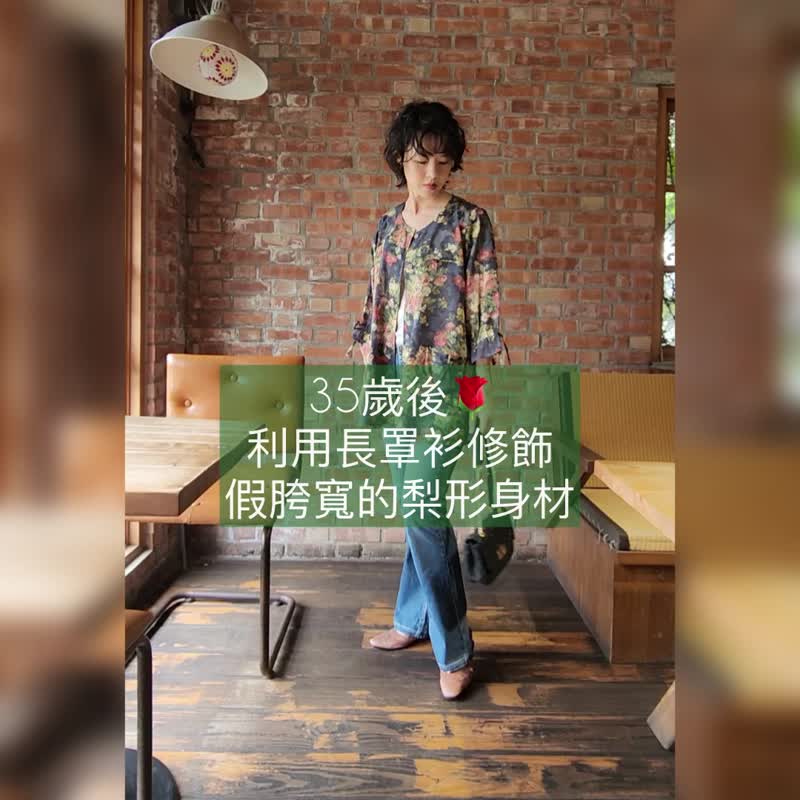 Classical printed blouse [Japanese antique clothing] Sustainability is the most luxurious product - Women's Tops - Polyester Blue