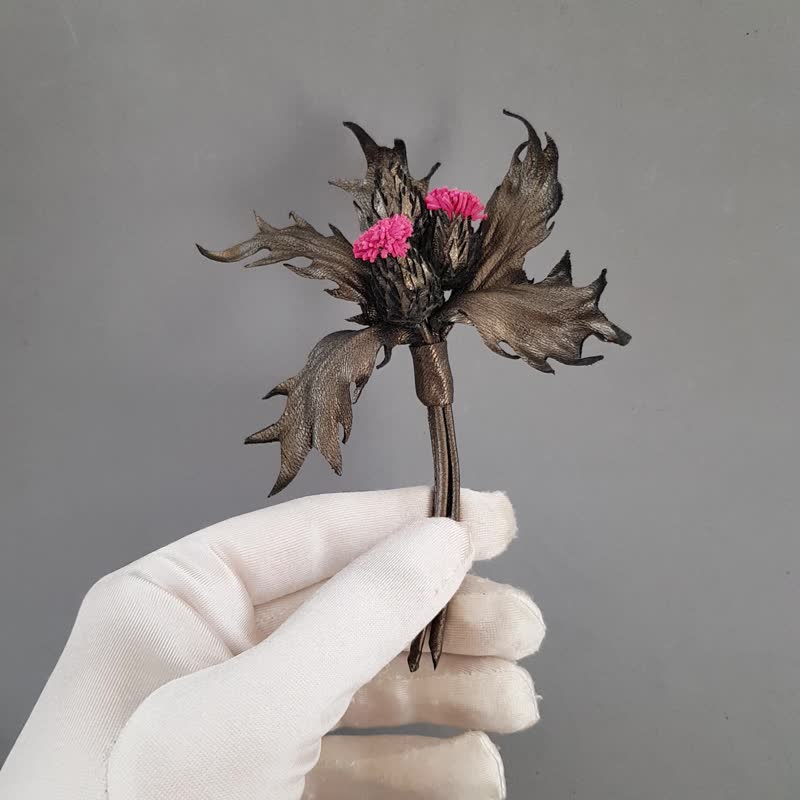 皮革胸針 Scottish thistle leather brooch for her Leather jewelry - 胸針 - 真皮 卡其色