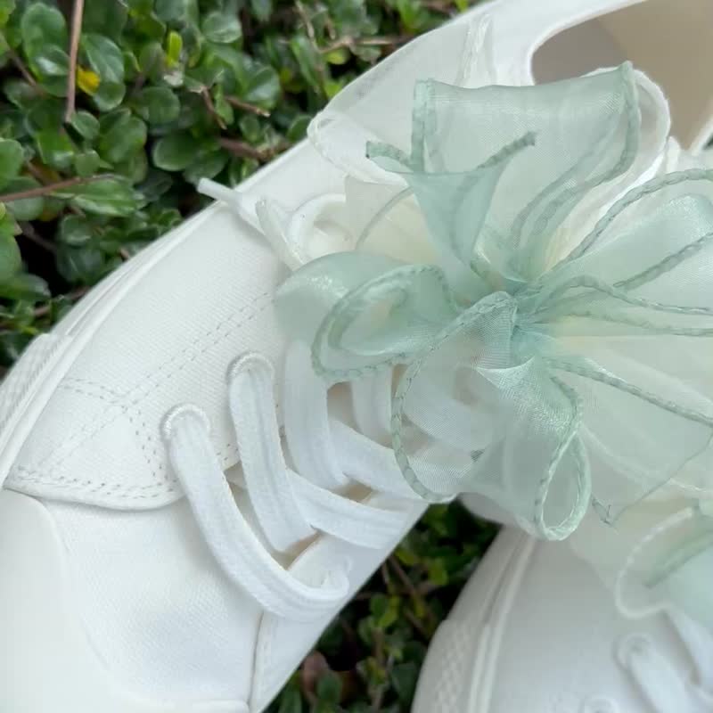 A pair of light green and off-white flower-shaped shoe flowers and shoe buckles decorated with butterfly ribbons - พวงกุญแจ - ผ้าไหม สีเขียว