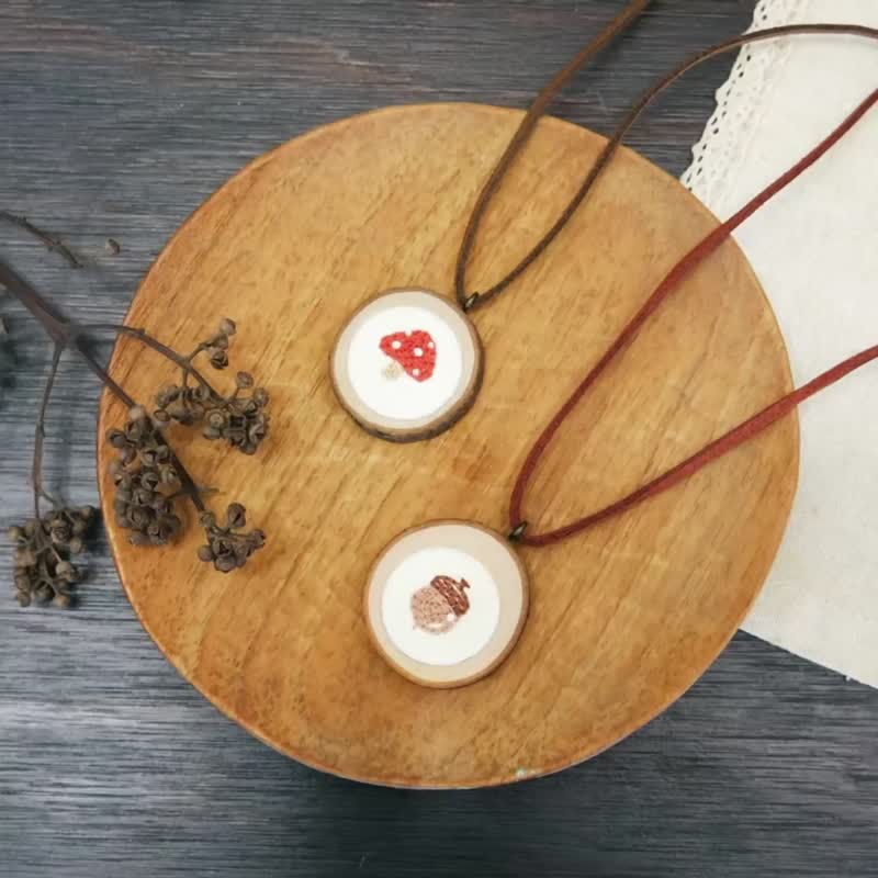 Hand Embroidered Acorn Necklace Pin - สร้อยคอ - ไม้ สีนำ้ตาล