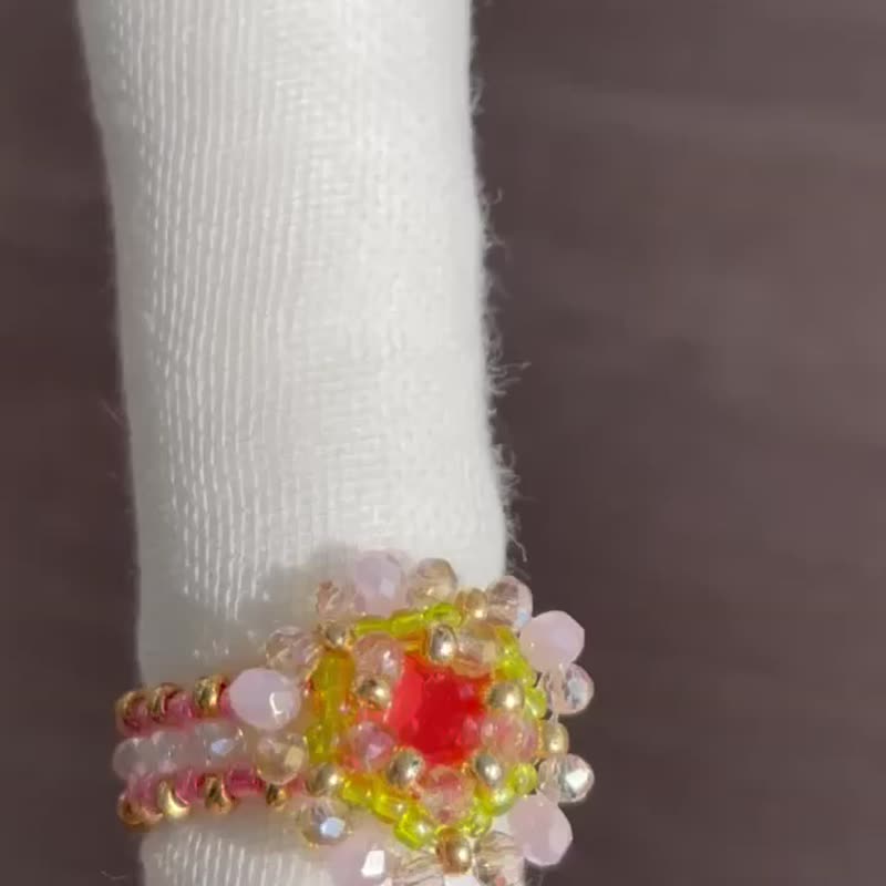 Swarovski and cut glass bead ring pink green garden - แหวนทั่วไป - แก้ว สีเขียว