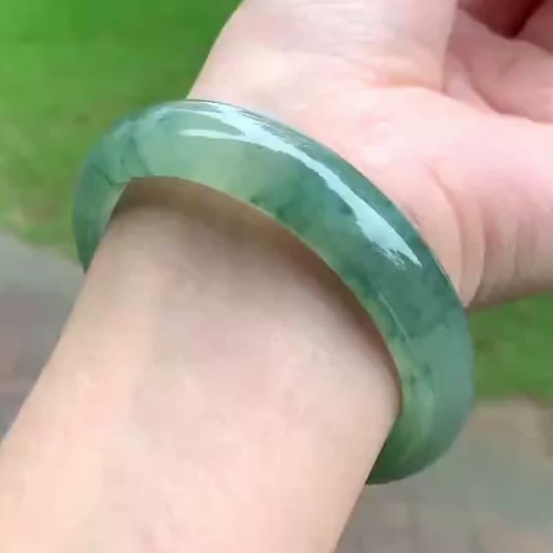 冰種玉鐲 天然翡翠玉鐲 A玉 手鐲 • 冰種油青飄花翡翠福鐲 - 手鍊/手環 - 玉石 綠色