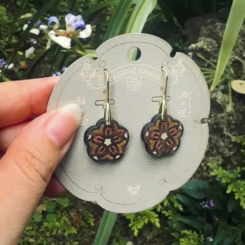 ピアス フクロウ 手彫り ダークブラウン 蓮の花 ソノ 木製 トンネルプラグ ペアで販売 ふくろうピアス－フクロウピアス 十二支 干支「酉」 silver925 福岡