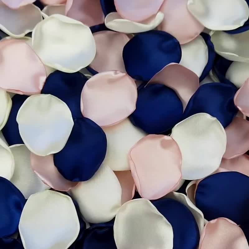 Navy and pink wedding decor Blush pink ivory flower petals Navy blue petals - ช่อดอกไม้แห้ง - ผ้าไหม 