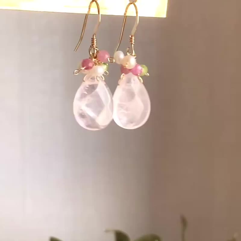 櫻花短耳環 14KGF 粉晶 橄欖石 淡水珍珠 / 耳夾 - 耳環/耳夾/耳骨夾 - 寶石 粉紅色