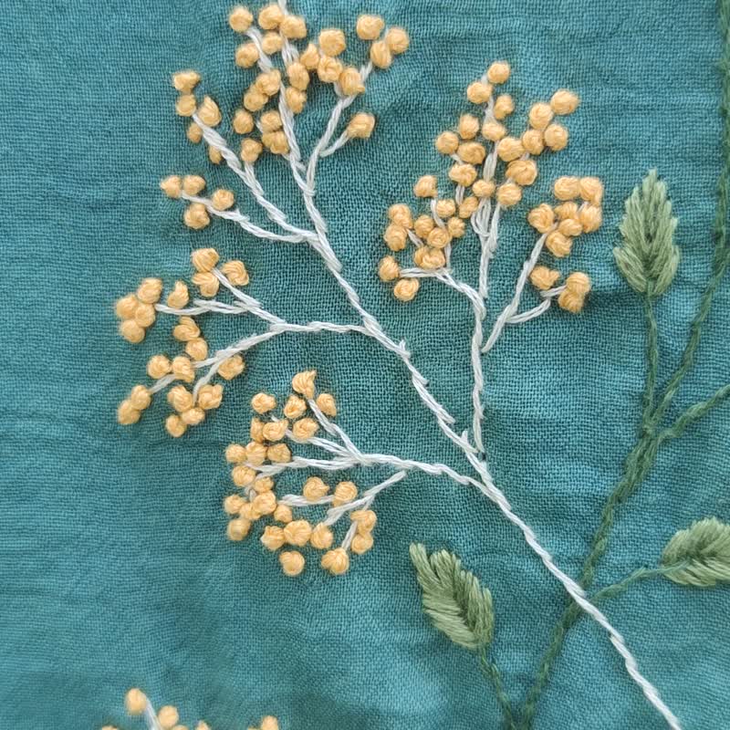 Wild Green - 刺繡雛菊花綠色襯衫 - 女上衣/長袖上衣 - 棉．麻 綠色