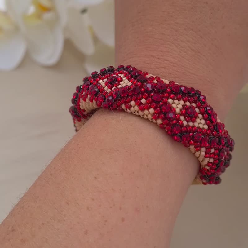 Crystal Bracelet for Glamorous Women Luxury Beige Beaded Bracelet - 手鍊/手環 - 玻璃 紅色