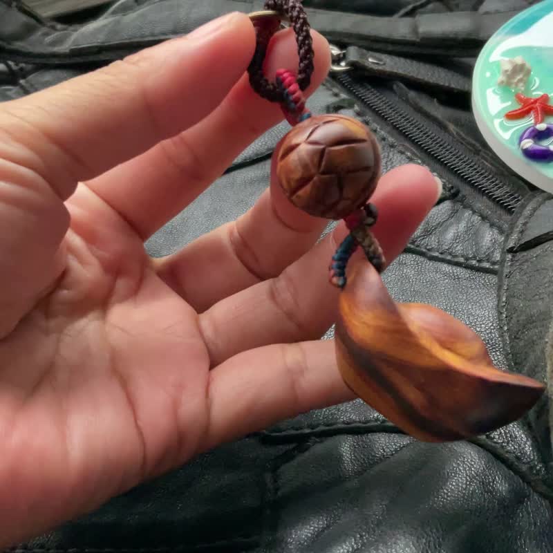 【小龜寶】台灣肖楠木吊飾 鑰匙圈 背包掛飾 - 鑰匙圈/鑰匙包 - 木頭 多色