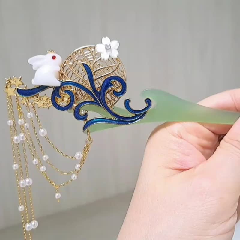 [Mid-Autumn Festival Gift] Cute Rabbit Holding the Moon ~ Pearl Tassel Imitation Hosta - Hair Accessories - Other Metals Green