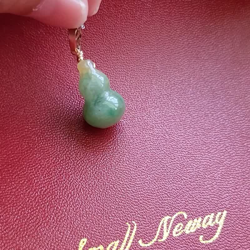 【Natural】Semi-Transparent Yellow-Green Floating Pattern 3D Gourd Necklace - สร้อยติดคอ - หยก หลากหลายสี