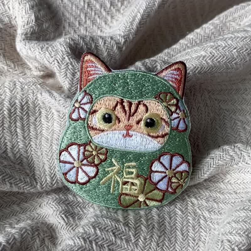 Orange cat embroidery portable mirror/hot stickers/pins | Bodhidharma lucky cat electric embroidery cloth stickers - Badges & Pins - Thread 