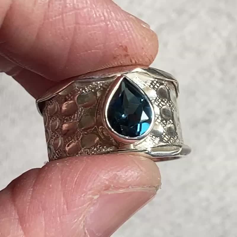 Product in Taiwan Natural London Blue Topaz Stone Nepal Handmade 925 Sterling Silver - แหวนทั่วไป - เครื่องเพชรพลอย 