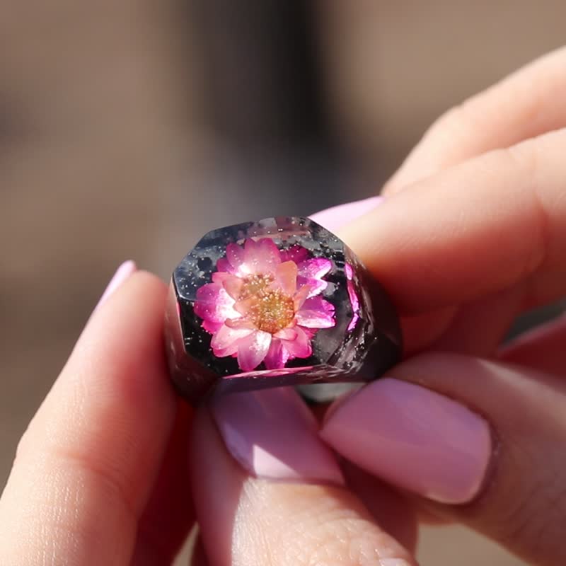 Wooden resin Ring Lotus with natural dried flower - 戒指 - 木頭 粉紅色