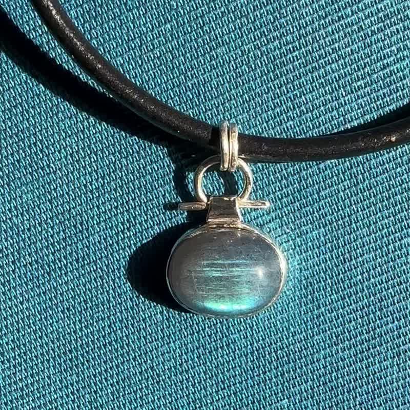 Handmade silver jewelry—Dark Night Universe natural labradorite necklace pendant 925 sterling silver pendant natural ore - สร้อยคอ - เงินแท้ สีเงิน