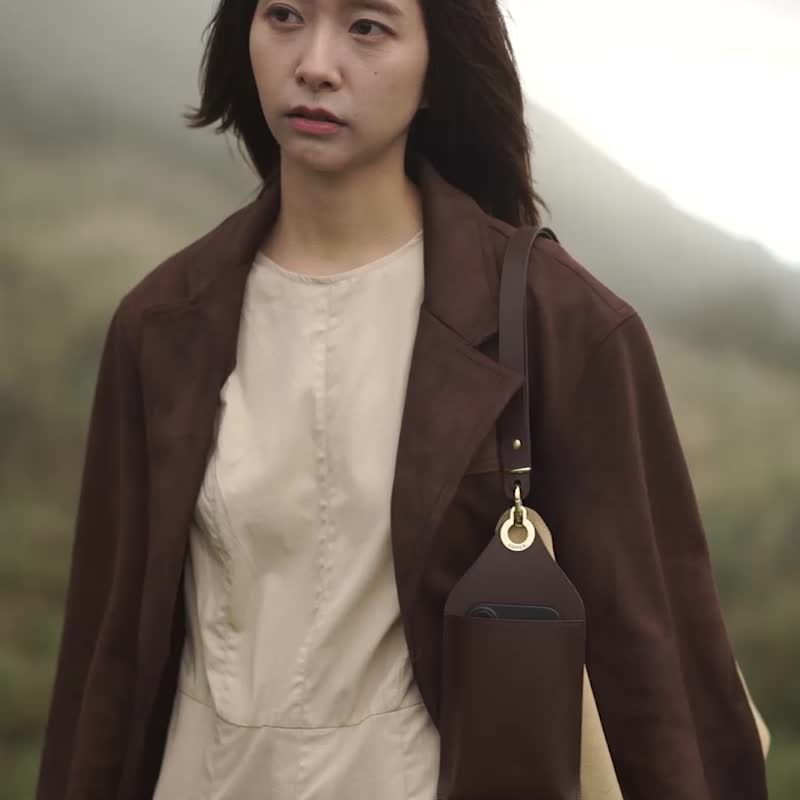 【伸縮兩用】Wàndering單肩麂皮斜背包/大地駝(贈可拆式手機掛袋 - 側背包/斜背包 - 真皮 卡其色