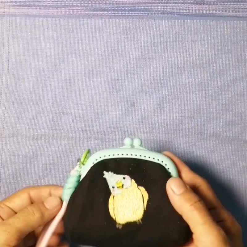 Hand-Embroidered Coin Purse with Metal Kiss Lock - 零錢包/小錢包 - 棉．麻 黑色