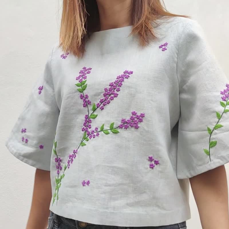 Gray Em - 手工編織紫色花朵刺繡麻質上衣 - 女上衣/長袖上衣 - 棉．麻 灰色