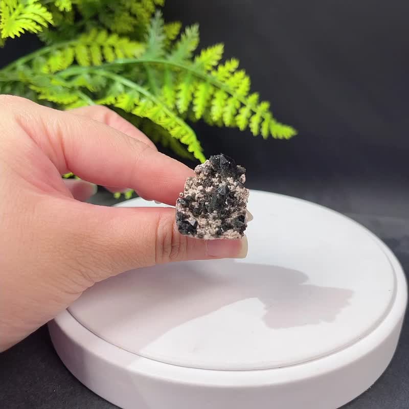 Black crystal living mouth ring with shaped crystal column crystal cluster black quartz rough stone specimen mineral hand ring S925 Silver - แหวนทั่วไป - คริสตัล สีดำ