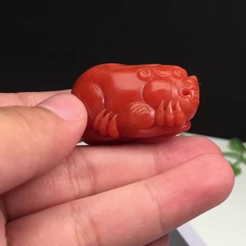 精品保山南紅雕刻吊墜貔貅 滿色滿肉柿子紅 膠質感強 - 吊飾/掛飾 - 水晶 