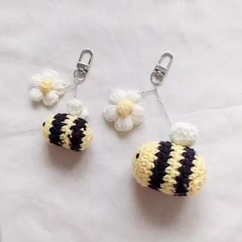 Cute Bee Keychain Key ring Bag Purse Charm Accessories Tassel Amigurumi Crochet - 鑰匙圈/鎖匙扣 - 棉．麻 