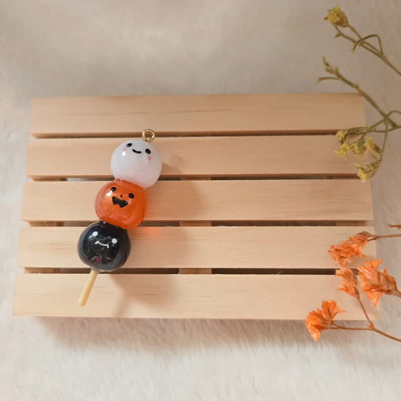 Yanyu handmade Halloween three-color dumplings, lollipops, meatballs, skewers and meatballs keychain pendant - ที่ห้อยกุญแจ - เรซิน สีส้ม