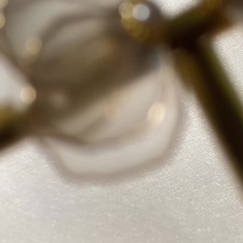 半瓣 / 珍珠色山茶花瓣.不對襯耳環 / 現貨 / - 耳環/耳夾/耳骨夾 - 樹脂 白色